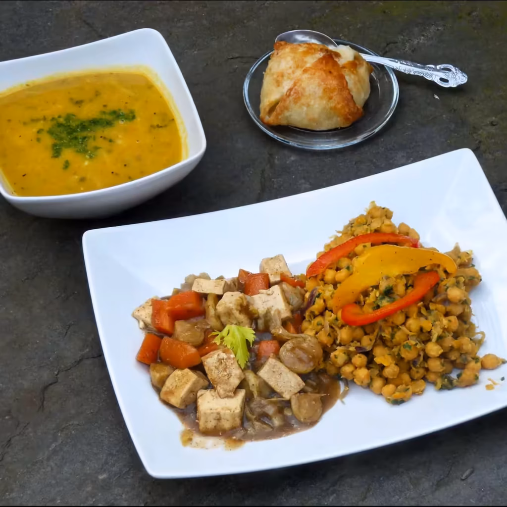 Vegetariánské jídlo s cizrnou, které je v ceně pobytu ve tmě se stravou