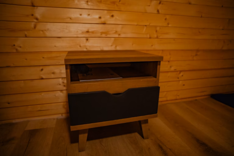 Noční stolek u postele v chatce pro pobyt ve tmě